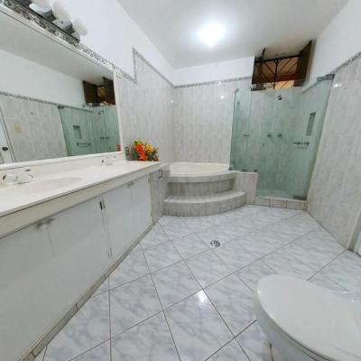 ALQUILER DE CASA EN CALLE LOS SAUCES, URB. SANTA VICTORIA